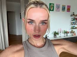 Mona Marie's Instagram, Twitter & Facebook