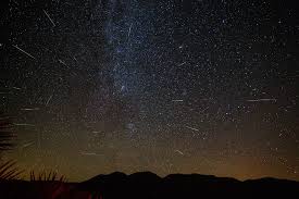 Deux humains regardent une pluie d'étoiles filantes. Tous Nos Conseils Pour Profiter Des Nuits Des Etoiles 2021 Ciel Espace