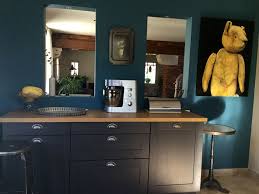 Cette cuisine entre tradition et modernité est mise en valeur par un bleu canard vibrant. Cuisine Grise Mur Bleu Canard Goa Flamant Design De Salle A Manger Mur Bleu Canard Couleur Gris Bleu