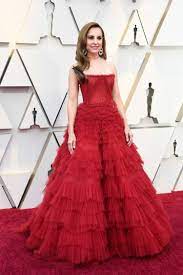 Doch einfache hausmittel helfen, den rotwein vom teppich oder der kleidung zu entfernen. Oscars 2019 Roten Teppich Rotes Kleid Ruschen Coole Kleider Oscar Kleider Modestil