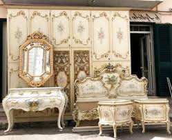 La stanza che meglio si presta ad adottare questo sontuoso stile composto da specchiere, lavorazioni capitonné e candelabri è la stanza da letto. Camere Da Letto Stile Barocco Veneziano Prezzi