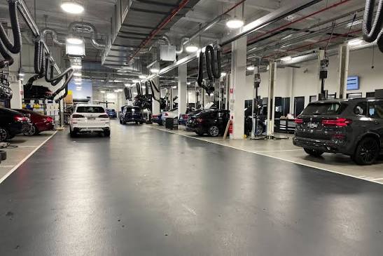Can you get a service done from a independent garage And still keep three year warranty?