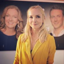 Janin ullmann und riccardo simonetti, eigentlich sehr freundliche menschen, werden von prosieben instrumentalisiert, um joko und klaas in diesem duell der tiefsprünge in die knie zu zwingen. Janin Ullmann Publicaciones Facebook