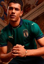 Dan zou ik snel een kijkje nemen in onze italië fanshop. Italie 3e Voetbalshirt 2020 2021 Voetbalshirts Com
