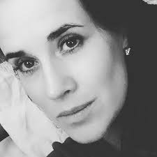 Running Barefoot : Harmon, Amy, Gilbert, Tavia: Amazon.in: Books