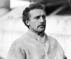 Leslie Blake's Instagram, Twitter & Facebook