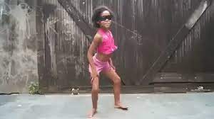Maddie parece saber de cor a letra e a coreografia da música uptown funk, de bruno mars e mark. Via Makeagif Rocker Memes Cover Up