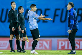 Tyc sports) ambos con seis unidades en la tabla de posiciones saben que ganar es un buen paso para escalar en la clasificación. Conmebol Sanciono A Los Jueces Del Var Por El Gol Anulado A Uruguay El Grafico