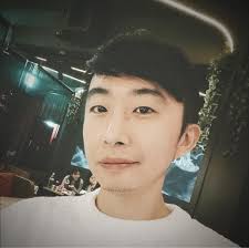 高向鵬粉絲團- 老臉人嘍，閒閒在家敷面膜，還可拉拉老皮及美白消除細紋，愛美是人的天性，天下沒有醜男人，只有懶男人🤣🤣🤣