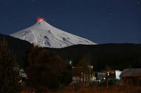The first stretch of volcan villarrica's summit was below the ice line you can easily organize the villarrica volcano trek from the city of pucon, chile, a town located near. Chile Aumenta Nivel De Alerta Por Mayor Actividad De Volcan Villarrica En Sur Del Pais Reuters
