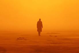 A blade runner must pursue and terminate four replicants who stole a ship in space, and have returned to earth to find their creator. Critica Blade Runner 2049 Com Spoilers Plano Critico