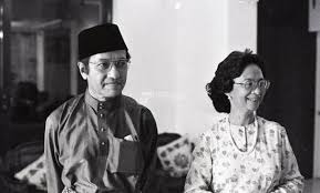 Mahathir bin mohamad is a malaysian politician, statesman, author, and doctor who served as the 4th and 7th prime minister of malaysia from. Biodata Tun Mahathir Terkini 2021 Umur Keluarga Cucu Anak