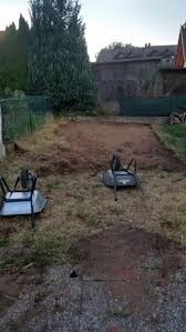 Hier werden nicht nur die baufahrzeuge und materialien abgestellt sondern auch der aushub abgelagert. Rasenflache Begradigen Betonfundament Der Nachbarn