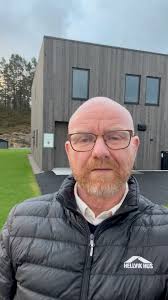 Da Lisa Lunde og barna skulle flytte fra en stor enebolig til noe mindre  var det ikke aktuelt å kjøpe noe annet sted enn i nettopp Smååsane 😍 Les  mer her:  https://www.hellvikhus.no/artikler-om-bolig-og-boligbygging/smaasane-en-god-plass-og-bo/  |