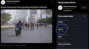 Ada ribuan warganet membahas topik mengenai plat aa mengomentari aksi berani pemotor tersebut. Ri4ejyuxxdybwm