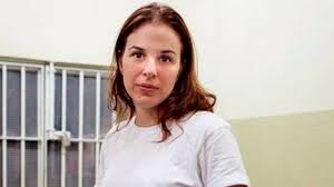 A menina que matou os pais já é um dos filmes brasileiros mais aguardados de 2021 e, após ser adiado devido à pandemia de coronavírus, acaba de ganhar um novo clipe.divulgado com. A Menina Que Matou Os Pais Filme Sobre Suzane Von Richthofen Ganha Primeiras Fotos