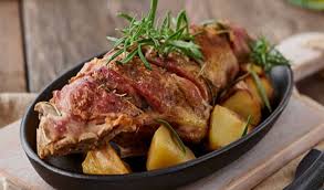 L'agnello di solito è cotto con le patate per dare alla carne un sapore più deciso. Agnello Al Forno Con Patate Ricetta Tipica Ingredienti Pasqua 2020 The Italian Times