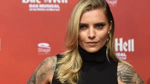 She is the daughter of simone thomalla and andré vetters, both also actors. Sophia Thomalla Is Shown In Bikini Fans Are Worried Panorama Sclate