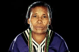 Привет из далеких миров. Адам Козел привозит из путешествий снимки  вымирающих племен