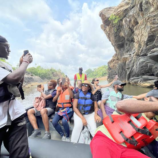 Croisière sur l'île aux chimpanzés et la rivière Sanaga