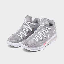 Beide sind mit einlegesohlen der marke space jam ausgestattet. Nike Lebron 17 Low Basketball Shoes Finish Line