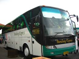 Karena aku bkn org bandung dan pengen banget ke bandung, aku pengen. Dari Jogja Ke Bandung Naik Apa The Travelearn