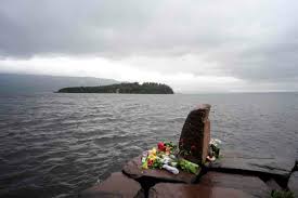 Anders behring breivik går omkring i över en timme på ön utöya och skjuter ungdomarna på arbeiderpartiets sommarläger. Massedrapet Pa Utoya Store Norske Leksikon
