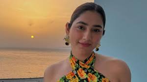 PICS: Disha Parmar turns heads in black dress and sparkling heart-shaped  bag; guess the price tag of the bag