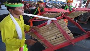 Keunikan dan kekhasan tersebut bisa dilihat dari teknik permainannya, penyajiannya, maupun bentuk/arganologi alat musiknya. Alat Musik Tradisional Dari Jawa Timur Beserta Penjelasannya Cinta Indonesia