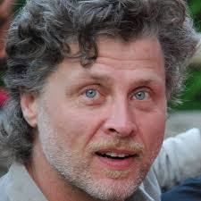 Et pour faire le lien entre le A au Z . . . . au début était Hubert Conrad  un copain médecin qui a ramené Un Canard certes enchainé, et remontant  l'escalier