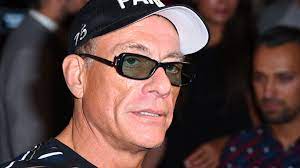 Jean-Claude Van Damme a failli être DÉCAPITÉ lors de son premier tournage:  "Je voulais être à l'image" | RTL Info