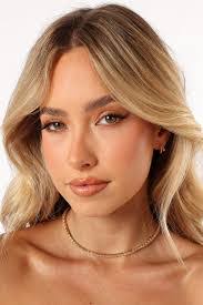 Julia Gold's Instagram, Twitter & Facebook