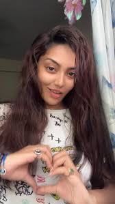 When black feels too safe and red feels too loud, burgundy is the answer.🍷 