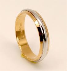 Elegante alianza bicolor de corte muy ligero, decorada con finos cortes de efecto diamantado en todo su alrededor, en color blanco, al igual que sus bordes, la base. Alianza De Boda Bicolor Oro 18 K Blanco Y Amarillo Precios Baratos Comprar En Tienda Online De Venta Por Internet Joyeria Online