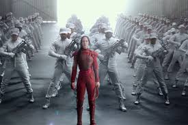 Avec l'aide de gale, finnick et peeta, elle rejoint une unité militaire du district 13 dans le but d'assassiner le président snow. Hunger Games La Revolte Partie 2 Le Trailer Final En Vf