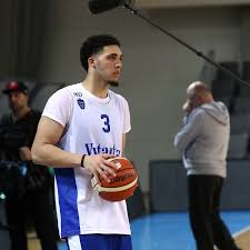 Liangelo ball put up 16 points in 16 minutes, kai jones threw down a ridiculous dunk, and michael beasley played crunch time. Video Liangelo Ball Goes Through Lakers Mentality Drill At 2018 Nba Draft Workout Silver Screen And Roll