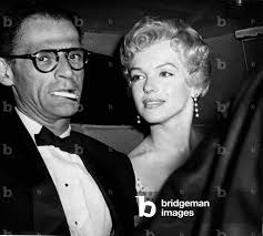 Image of Marilyn Monroe et son mari Arthur Miller se rendant à
