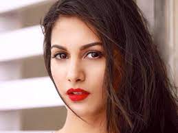 Amyra dastur is an indian film actress she made her first debue in bollywood hindi film ishaq opposite pratik baber. Amyra Dastur Hq Wallpapers Amyra Dastur Wallpapers 43034 Oneindia Wallpapers