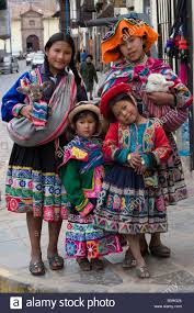 Peruaner streams live on twitch! Vier Peruaner Madchen In Traditioneller Kleidung Auf Den Strassen Von Cusco Peru Stockfotografie Alamy