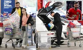 Фернандеш бруну / fernandes bruno. Bruno Fernandes And His Wife Stock Up As Man United S 68m Signing Goes On Shopping Spree Daily Mail Online