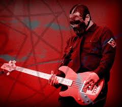 En 1996, paul gray l'appela un jour pour qu'il remplace donnie steele au poste de guitariste pour le groupe nouvellement créé slipknot. Paul Gray Dead At 38 Slipknot Bassist Found Dead In Hotel Room