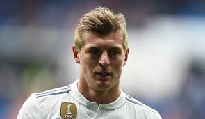 Toni kroos (born 4 january 1990) is a german professional footballer who plays for spanish club real madrid and the german national team. Toni Kroos Fordert Kritikfahige Fussballer Arsch In Der Hose Haben