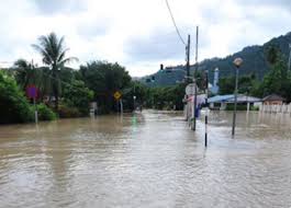 © provided by berita harian anggota bomba membantu menyelamatkan penduduk kampung batu 10, skudai yang dilanda banjir. Pusat Pemindahan Banjir In English