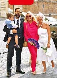 Here is the photo published by the presenter orange blossoms in the venier house, for. Mara Venier Raggiante Alle Nozze Del Figlio Paolo Di Maria Giuseppina Buon Anno Pressreader