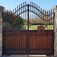 I cancelli scorrevoli in ferro sono realizzati in ferro e spesso vengono decorati con il legno per dare un tocco di eleganza in più. Cancello In Ferro Battuto 2 50 M Recuperando