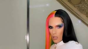 También lo hizo su hermana kendall jenner por medio de un video en el que hizo un recuento de algunas de las mejores en el video se ven imágenes de su niñez y su adolescencia, e incluso algunos momentos junto a sus hermanas y su padre robert kardashian, quien. Kanye West Is Rumored To Be Hooking Up With Youtuber Jeffree Star