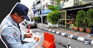 Bukit aman menyokong penuh cadangan kementerian pengangkutan untuk mengurangkan kadar saman bagi kesalahan trafik tertentu tetapi menegaskan bagi kesalahan serius kadar denda akan dikekalkan. Parkir Rizab Petak Merah Boleh Parkir Selepas 6 Petang Setiap Hari Sepanjang Ahad
