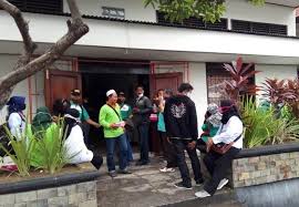 Sedangkan makna kias artinya sebuah arti atau makna dari ungkapan atau kata yang mengandung pengibaratan atau pengandaian. Dirumahkan Puluhan Buruh Pt Agung Sejahtera Mengadu Ke Dprd Karanganyar Joglosemar News