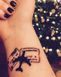 Mais alors pas du tout. 1001 Idees Tatouage Voyage Pour Des Souvenirs Graves A Jamais Tatouage Tatouages Minimalistes Beau Tatouage