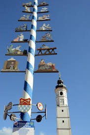 • 2 703 просмотра 2 года назад. Maibaum Feiern Mit Schwalben Und Muskelkraft Erding Sz De